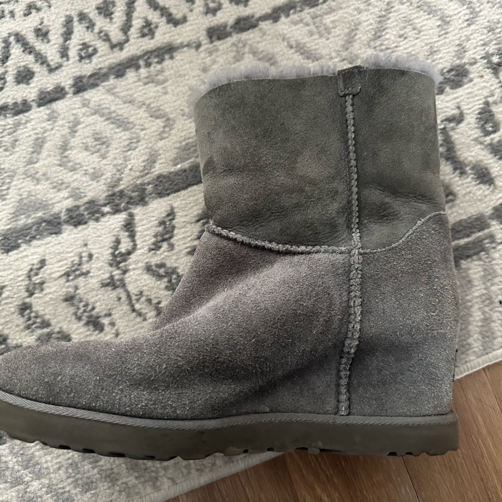 Ugg - Picture 2 of 4
